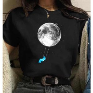 Camiseta Feminina Preta Lua Planeta Astronauta Estampas Vareadas!