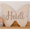 Placa decorativa de parede formato de borboleta com  nome personalizado