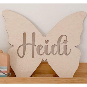 Placa decorativa de parede formato de borboleta com  nome personalizado