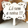 Placa Floral Lá vem a Noiva para Daminha MDF BRANCO 35cm - Casamento